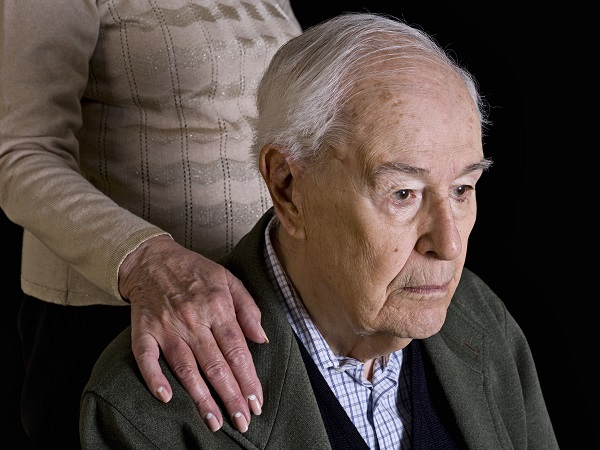 Esquecer compromissos ou nomes é normal? Entenda a diferença entre lapsos de memória comuns e os sinais iniciais do Alzheimer